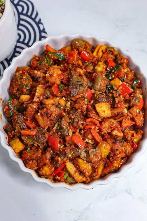 Gizdodo (Peppered Gizzard and Plantains) - Cooking With Claudy Gizzard And Plantain, Nigerian Gizdodo, Gizdodo Recipe, Peppered Gizzard, Gizzard Recipe, Naija Food, Baked Lamb Chops, Gizzards Recipe, Whole Fish Recipes