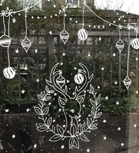 Drawing On Windows Christmas, Chalk Art Christmas, Xmas Window Decorations, Christmas Draw, Painting On Glass Windows, Kitchen 2023, Christmas Window Painting, Disney Canvas Art, Wreath Kit