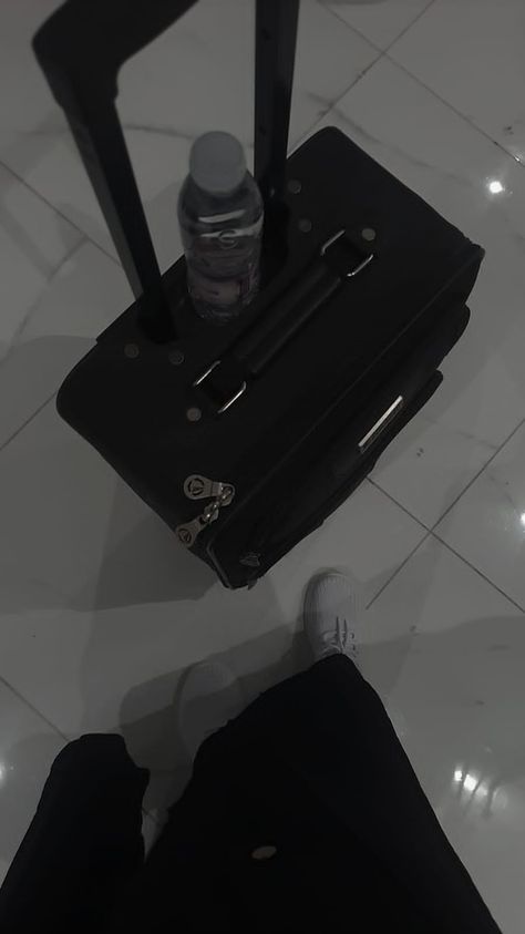 Black airport Black suitcase Aesthetic Aesthetic black Grey goals Suitcase Black Aesthetic, Black Suitcase Aesthetic, Bag Packing Snap, Suitcases Aesthetic, Packing Suitcase Aesthetic, Pack Light For Travel, Suitcase Aesthetic, Light Packing Tips, Bahamas Trip