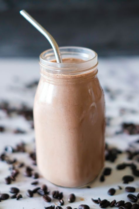 Chocolate Shake Recipe, Chocolate Avocado Smoothie, Chocolate Protein Shakes, Mint Mocha, Resep Smoothie, Almond Smoothie, Chocolate Avocado, Dairy Milk Chocolate, Protein Smoothie Recipes