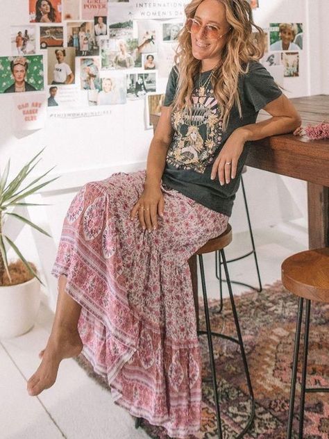 Maxi Skirt Outfit Ideas: 24 Tips on How to Wear Maxi Skirts? Looks Hippie, Pairing Ideas, Bohemian Maxi Skirt, Stile Boho Chic, Maxi Skirt Style, Mode Hippie, Estilo Hippie, Maxi Skirt Outfits, Boho Style Outfits