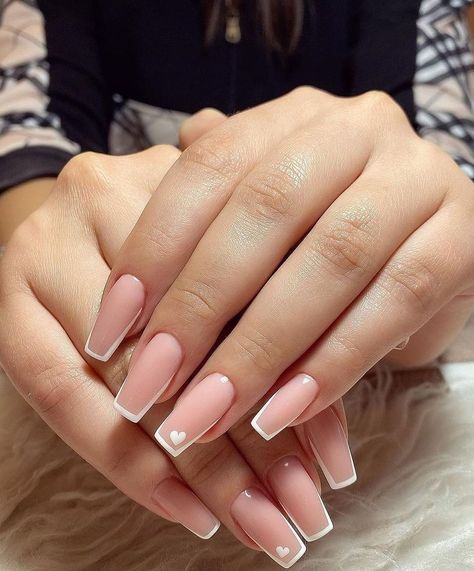 Simple Classy Pink Nails, Formal Chic Outfit Summer, Fancy White French Tip Acrylic Nails, Heart Acrilyc Nails, Minimal Graduation Cake, Nails For A White Dress Prom, French Tip Classy Nails, Square Engagement Nails, Outline Nails Square