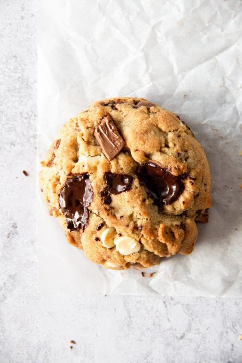 Chocolat Chip Cookies, Levain Bakery Cookies, Thick Chocolate Chip Cookies, Chocolate Chunk Cookie Recipe, Triple Chocolate Chip Cookies, Modern Honey, Dark Chocolate Chip Cookies, Salted Chocolate Chip Cookies, Triple Chocolate Cookies