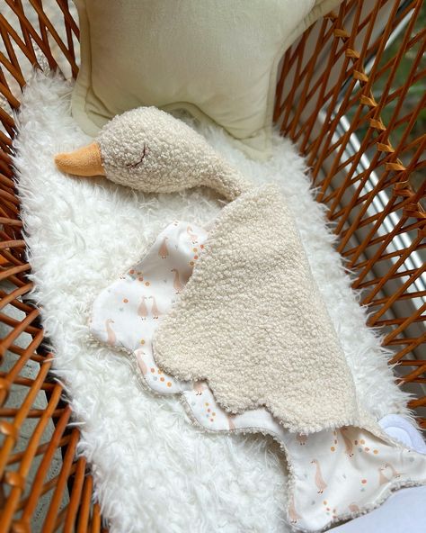 Baby comforter goose Lovey Sewing Pattern, Diy Baby Mobile, Baby Barn, Handmade Baby Shower Gift, Kit Bebe, Mobile Nursery, Baby Knitwear, Upcycle Sewing, Sewing Doll Clothes