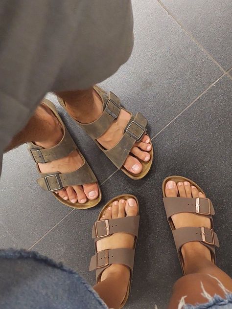 Matching Birkenstocks Couple, Couple Birkenstock, Matching Birkenstocks, His And Her Shoes, Sandal Couple, Birkenstock Arizona Outfit, Birkenstock Outfit Men, Best Sandals For Men, Vestidos Sport