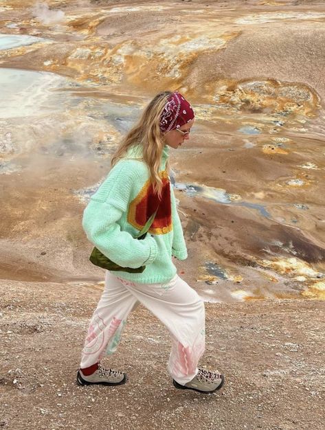 Hot Weather Hiking Outfit, Iceland Fashion Summer, Gorp Core Summer, 90s Hiking Outfit, Colorful Hiking Outfit, Cool Hiking Outfit, Iceland Summer Outfit, Hiking Fall Outfit, Hiking Shoes Outfit