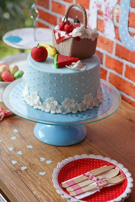 Oi Bolo Picnic, Picnic Cake, Chef Party, Picnic Birthday Party, Basic Cake, Strawberry Party, Picnic Birthday, Tea Party Theme, Summer Cakes