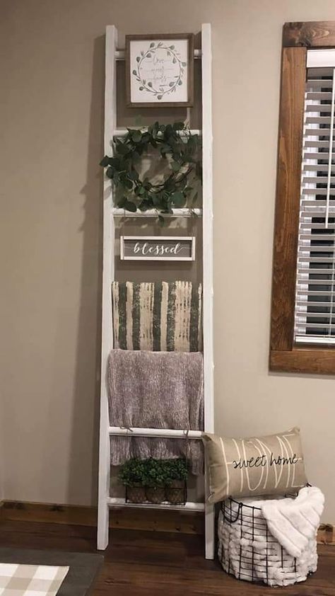 Wall Ladder Decor, Ladder Decor Living Room, Decorative Ladder Ideas, Wooden Ladder Ideas, Old Ladder Decor, Wood Ladder Decor, Wooden Ladder Decor, Blanket Ladder Decor, Diy Farmhouse Ideas