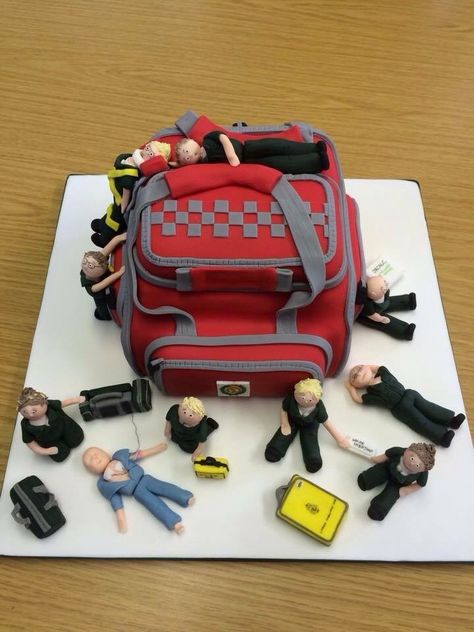 Paramedic Cake for my best friend Paramedic Cake Ideas, Paramedic Cake, Firefighter Birthday Cake, Ems Cake, Paramedic Party, Nurse Theme Party, Ambulance Cake, Dr Cake, Paramedic Graduation