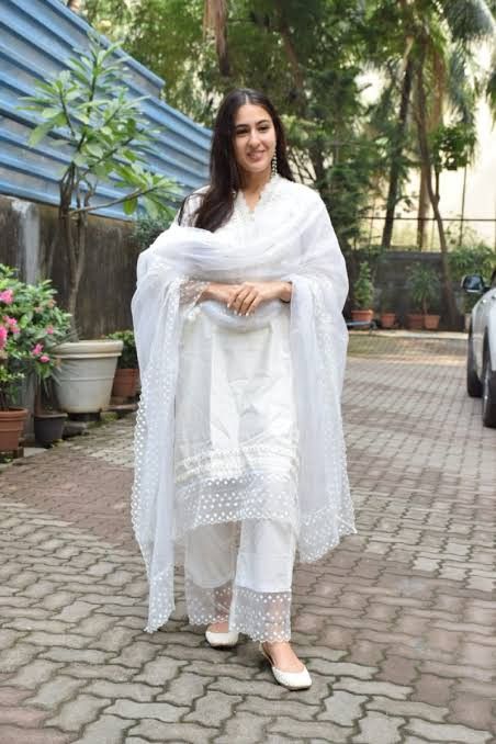 Straight Kurti Designs, Convocation Outfit, White Salwar Suit, Pakistani Dresses Party, Asymmetric Kurta, Pakistani Kurta, Ramadan Special, Stylish Outfits Casual, Simple White Dress