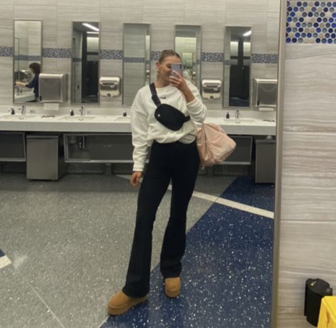 Airport Outfit With Uggs, Airport Outfit Uggs, Nike Airport Outfit, Uggs Airport Outfit, Style Platform Uggs, Platform Uggs Jeans Outfit, Ugh Platform Outfits, Styling Ugg Platforms, Ugg’s Platform