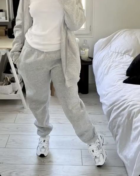 Carsick Hoodie, Outfit Rentree College, Grey Trackies Outfit, Outfit Ideas Hiver, Zara Drip Winter, Ootd Jogging, College Outfits Black, Jogging Pants Outfit, Outfit Jogging