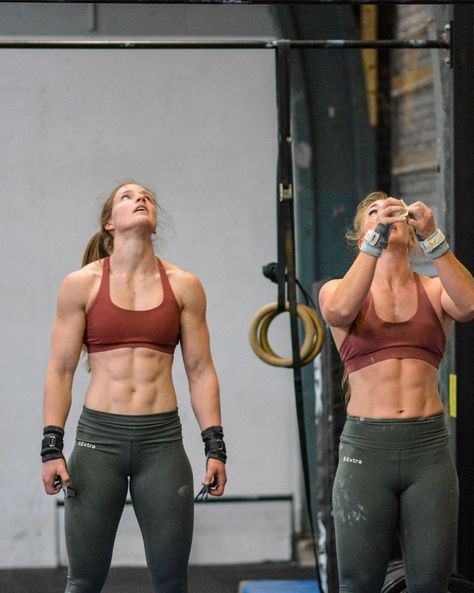 Muscular Shoulders Women, Crossfit Pull Ups, Female Crossfit Physique, Arm Muscles Anatomy Women, Women Muscular Back, Women Lean Muscle, Female Physique Inspiration, Buff Women Anatomy, Lady Body Builders