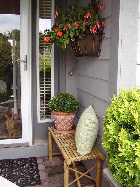 Coir Planter with Orange Flowers #porch #wall #decor #decorhomeideas Diy Front Porch Decor, Small Front Porches Designs, Farmhouse Front Porch Decorating, Front Porch Design Ideas, Farmhouse Front Porch Decor, Small Porch Decorating, Porch Wall Decor, Porch Landscaping, Front Porch Decor Ideas