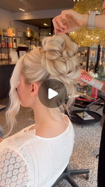 Cathrine Heieren Hansen on Instagram: "Mini tutorial High bun 🙌🏻 Inspired by @hairbyhannahtaylor  Modell @majaundrum  - #highbun#tutorial#updoducator #bakstolen2024_educator" High Fancy Bun, High Bun Braid Hairstyles, Wedding Hair Updo High Bun, High Bun Wedding Updo, Chignon Alto Tutorial, Wedding High Bun Hairstyles, Fancy Bun Hairstyles Tutorials, High Bridal Bun, High Bun Prom Hair