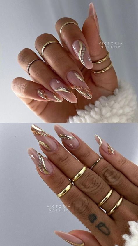 White And Golden Nails, Gold Swirl Nails, Stiletto Nails Designs Summer, 30th Birthday Nails, Gold Pedicure, Ongles Beiges, Summer Nail Inspiration, White Nails With Gold, Nail Art Easy