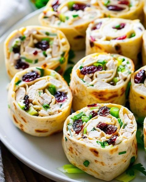 Pecan Pinwheels, Chicken Cranberry, Cranberry Chicken, Cranberry Cream Cheese, Oyster Recipes, Jamie Oliver Recipes, Diet Recipes Easy, Cooking Chicken To Shred, Savory Appetizer