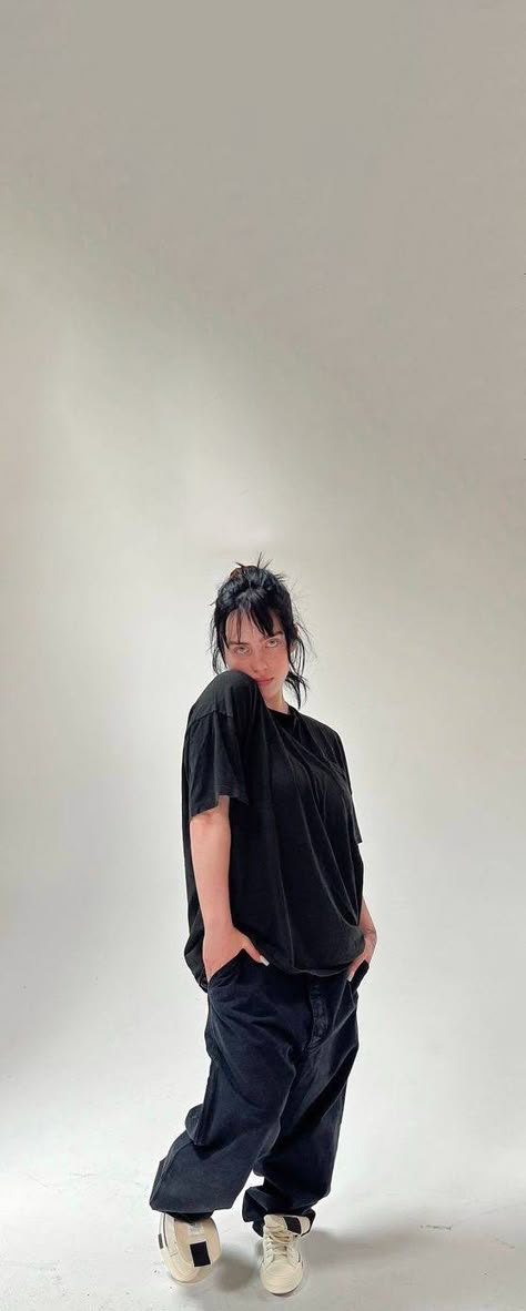 Lockscreen Billie Eilish, Billy Black, Billie Eilish Wallpaper, Iphone Lockscreen, Aesthetic Iphone, My Favorite Music, Picture Poses, Wallpaper Aesthetic, Billie Eilish