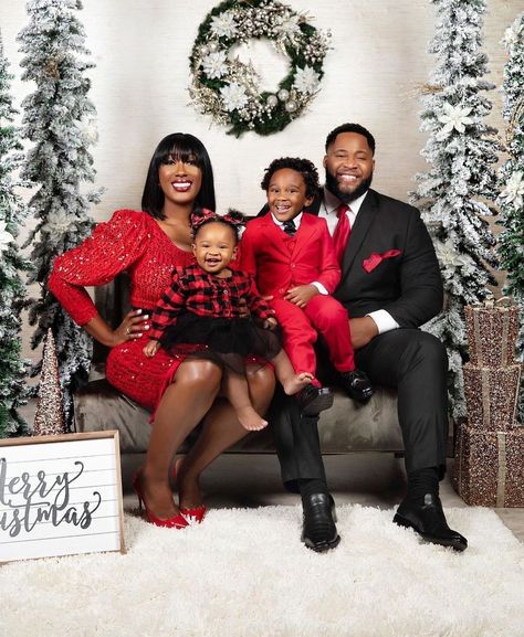 Red Family Christmas Pictures, Christmas Family Photos Black People, Family Christmas Pictures Black People, Christmas Mini Shoot, Family Christmas Pictures Outfits, Family Holiday Pictures, Christmas Shots, Christmas Pictures Outfits, Family Photo Colors