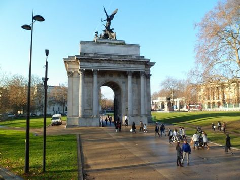 London's most photographed place and tourist attraction is the stunning Marble Arch. The grand monument is undeniably a gorgeous architectural creation that adds to London’s royal and rich history.The concept was to create a symbol of celebration for Britain's victories on land and on the sea as well as a creating a royal entrance for the great Buckingham Palace. Marble Arch London, Royal Entrance, Arch Structure, Grand Plaza, Life In The Uk, Marble Arch, European Models, Kensington Gardens, Holland Park