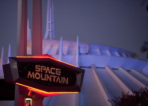 Love this pic of the 9 not-to-miss Disneyland attractions from Undercover Tourist - @themeparkfrog! Space Mountain Aesthetic, Disneyland Space Mountain, Space Mountain Disneyland, Mountains At Night, Disneyland Attractions, Disneyland Rides, Mountain Aesthetic, Event Guide, Space Mountain