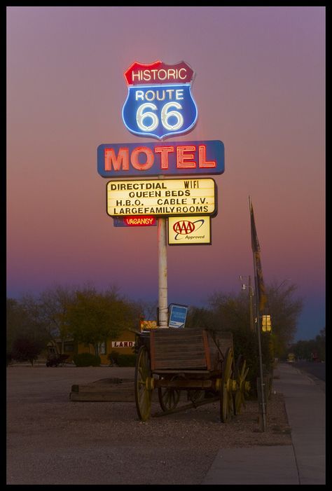 𝔱𝔯𝔞𝔤𝔦𝔠𝔱𝔢𝔢𝔫 Seligman Arizona, Motel Sign, Desert Aesthetic, Route 66 Road Trip, Historic Route 66, Fotografi Vintage, Vintage Americana, Retro Wallpaper, American Dream