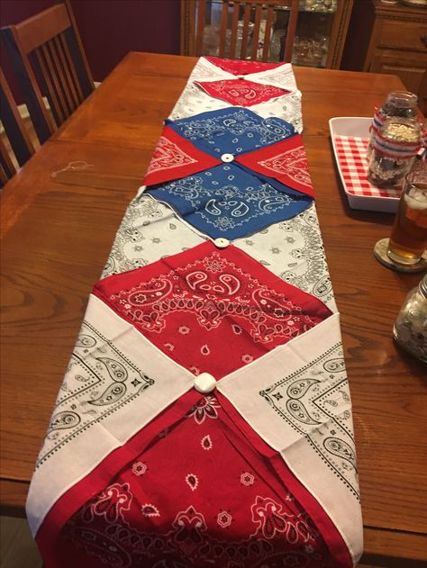 Bandana Table Runner, Crafts With Bandanas, Bandana Party Ideas, 4th Of July Table Runner, Fouth Of July Crafts, Patriotic Crafts Diy, Bandana Crafts, Patriotic Table Runner, Americana Crafts