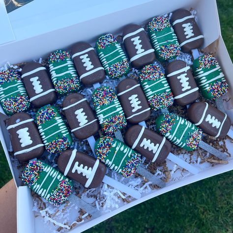 Football Cakesicles Ideas, Football Themed Cake Pops, Football Birthday Treats, Football Cake Pops Ideas, Football Chocolate Covered Oreos, Cake Pops Football, Football Team Dessert Ideas, Treat Box Ideas Sweets, Football Themed Treats