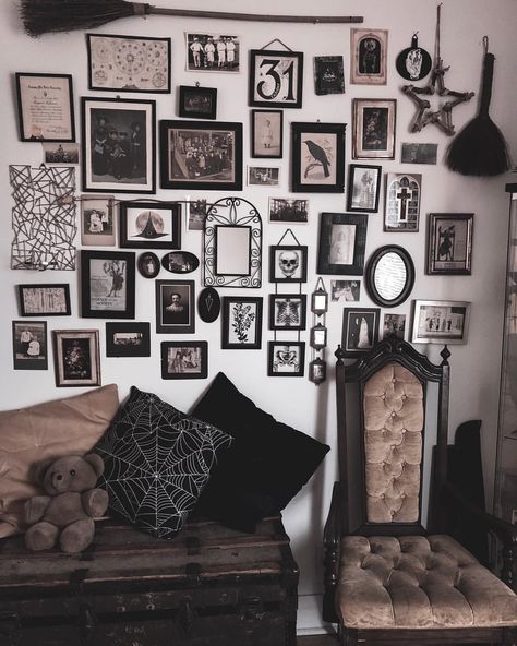 Halloween Living Room Decor, Halloween Living Room, Picture Board, Primitive Homes, Dark Home Decor, Creative Bedroom, Goth Home Decor, Goth Decor, Ideas Hogar