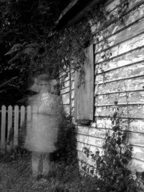 Real Ghost Photos, Images Terrifiantes, Creepy People, Paranormal Photos, Ghost Sightings, Real Ghost, Contemporary Poetry, Creepy Ghost, Ghost Girl