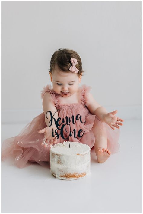 One Year Old Photo Shoot, 1st Year Cake, Cake Smash Inspiration, Cake Smash Outfit Girl, 1 Year Baby, Lifestyle Newborn Photos, Photography Cake, Smash Cake Girl