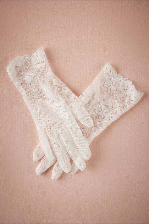 Lace Gloves Aesthetic, White Lace Gloves, Gloves Aesthetic, Elegant Gloves, Gloves Fashion, Anthropologie Wedding, Vintage Gloves, Bridal Outfit, Chique Outfits