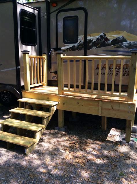 Porch For Camper, Campsite Decorating, Camper Steps, Trailer Deck, Camper Trailer Remodel, Camper Hacks, Diy Camper Remodel, Trailer Living, Diy Rv