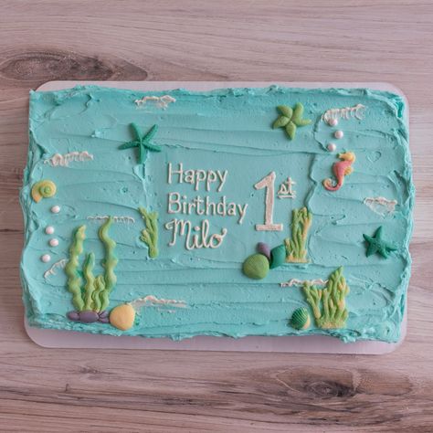 "Darling, it's better down where it's wetter. Under the sea!" Enjoy the depths of the ocean on dry land with this gluten-free birthday cake adorned with many of the ocean's wonders. Sea Creatures Cake Ideas, Simple Under The Sea Cake, Ocean Sheet Cake, Under The Sea Sheet Cake, Underwater Theme Cake, Cake 1 Year Boy, Under The Sea Birthday Cake, Sea Birthday Cake, One Der The Sea