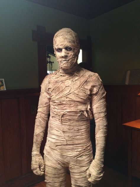 Mummy Diy, Mummy Halloween Costume, Spooky Halloween Costumes, Mummy Costume, Classic Halloween Costumes, Diy Kostüm, Zombie Costume, Diy Halloween Costume, Halloween Men