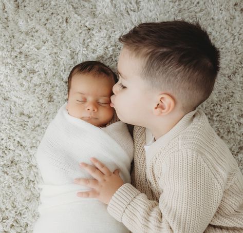 BROTHER CUTENESS!!! Ok let’s be fair here! I get a lot of older siblings who couldn’t care less they have a new baby brother or sister. But not Milan! He was all over his brother, wanting to give him kisses allllll the time! So so sweet! Just hope he still feels the same for years to come! Bless! 🥰🥰🥰 #newbornphotographysydney #mummytobe #naturallightnewbornphotography #authenticnewbornphotography #newbornsnaturally #simplisticnewborns #sydneynewbornphotographer #sydneybabyphotographer #ne... Newborn And Older Brother Pictures, Boys Pic Ideas, Future With Him, Brother Pictures, Boys Pic, Older Siblings, Newborn Pics, Baby Poses, Newborn Baby Photos