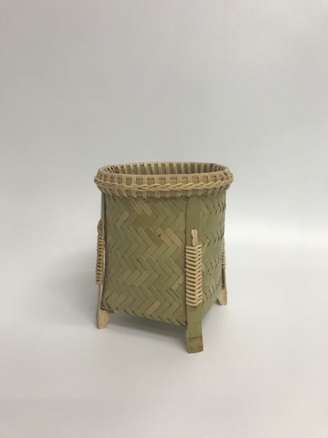 Besek Bambu, Bamboo Diy, Cane Baskets, Cane Furniture, Bamboo Crafts, Diy Bags Purses, Bamboo Weaving, Basket Design, Yarn Shop