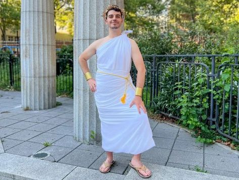 How to Make an Easy Toga Costume Toga Party Costume Diy, How To Tie A Toga, How To Make A Toga, Toga Costume Diy, Toga Outfits, Halloween Costumes And Makeup, Toga Party Costume, Diy Toga, Fisherman Costume