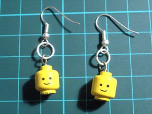 Lego Men Earrings  •  Free tutorial with pictures on how to make a pair of Lego earrings in under 10 minutes Fimo Ring, Lego Earrings, Lego Men, Lego Jewelry, Crazy Earrings, Homemade Earrings, Weird Jewelry, Quirky Earrings, Indie Jewelry