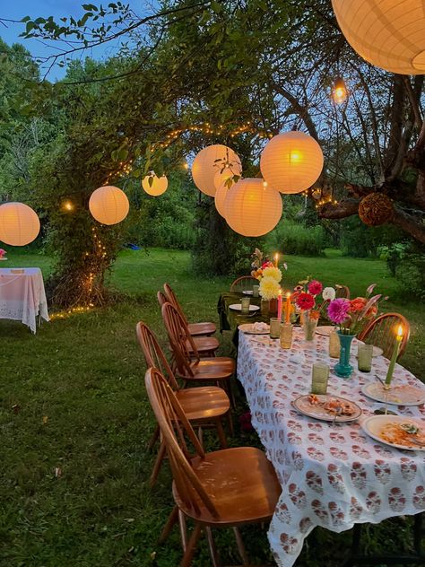 Garden Summer Party Decoration, 21st Outdoor Party Ideas, Birthday Decorations Garden Party, Easy Outdoor Birthday Decorations, Garden Party Lighting, 21st Birthday Decorations Outdoor, Fancy Outdoor Party, Summer Nights Theme Party, Birthday Dinner Outdoor