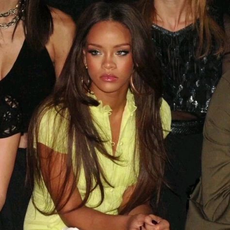 90s Fashion Rihanna, Rihanna In The 2000s, Rihanna 2000 Outfits, 2000s Photos Aesthetic, Rihanna 90s Aesthetic, Rihanna 2000s Outfits, Rihanna Aesthetic 2000s, Rihanna 2000's Aesthetic, Rihanna Aesthetic Mood