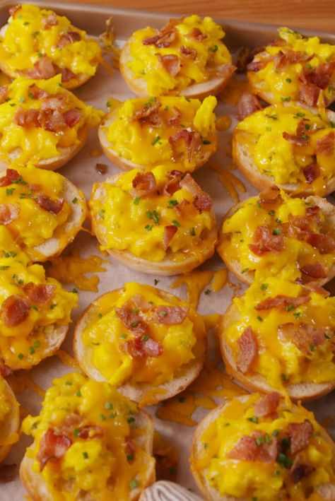 Bagel Bites Recipe, Breakfast Bagels, Egg Recipes For Kids, Caribbean Dishes, Quick Breakfasts, Breakfast Slider, Easy Egg Recipes, Mini Bagels, Bagel Bites