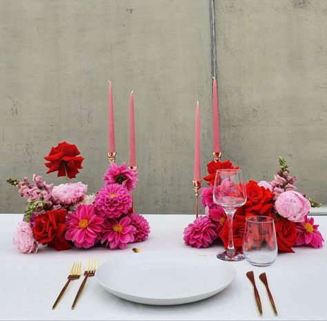 Square Table Flower Arrangement, Dramatic Floral Arrangements, Valentine Centerpieces Elegant, Girly Dinner Party, Table Dinner Decoration, Modern Wedding Flowers Arrangements, Engagement Party Table, Floral Therapy, Pink Table Settings