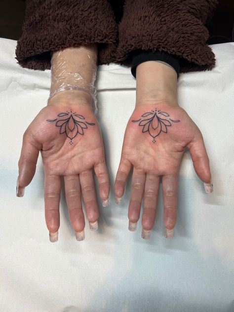 Small Palm Tattoo Hands, Palm Ornamental Tattoo, Ornamental Palm Tattoo, Boho Hand Tattoos, Symmetrical Tattoo Women, Small Ornamental Tattoo Hand, Ornamental Hand Tattoos For Women, Palm Of Hand Tattoo, Palm Tattoo Hand