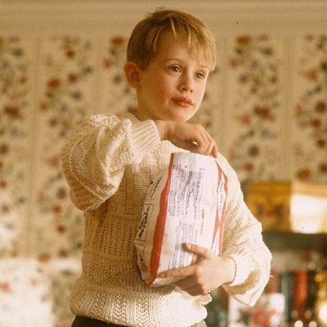 Training Expert Readers on Instagram: “Did you know the role of Kevin McCallister in Home Alone was written specifically for Macaulay Culkin? 😱⠀⠀⠀⠀⠀⠀⠀⠀⠀ ⠀⠀⠀⠀⠀⠀⠀⠀⠀ Even before he…” Kevin Home Alone, Home Alone 1, Home Alone 2, Kevin Mccallister, Home Alone Movie, Macaulay Culkin, Home Alone, Christmas Movies, Christmas Time