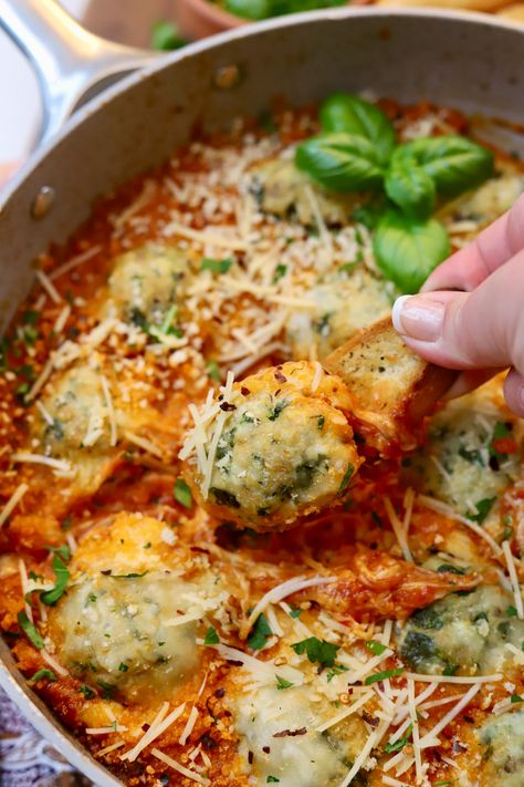 Cheesy Chicken Parm Meatballs Skillet - Slice of Jess Chicken Parm Healthy, Basil Meatballs, Meatballs Appetizer, Chicken Parm Meatballs, Ground Chicken Burgers, Leftover Meatballs, Pull Apart Pizza Bread, Pull Apart Pizza, Yellow Squash Casserole