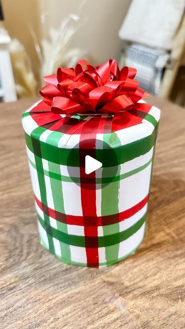 Wrap A Candle, Wrapping Clothes, Wrapping Hacks, Wrapping Techniques, Gift Wrapping Techniques, John Williams, How To Wrap, Wrapping Gifts, Xmas Ideas