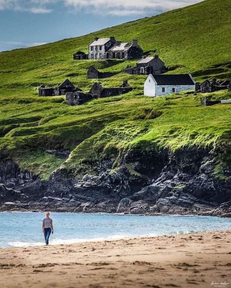 Irish Beach, Irish Houses, Visit Dublin, Kerry Ireland, Irish Landscape, Irish Cottage, Ireland Landscape, Dream Place, Seaside Village