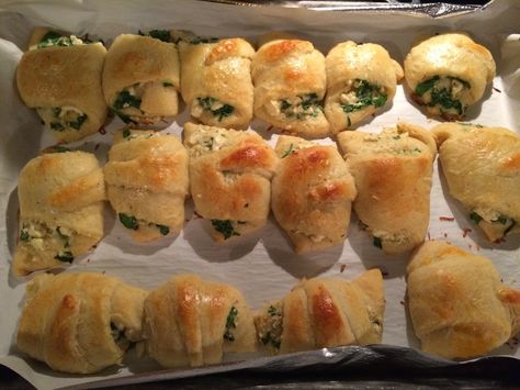 Southern Grad Student Misadventures: Spinach & Feta Crescent Rolls Spinach Feta Stuffed Crescents, Natasha Kitchen, Crescent Recipes, No Cook Appetizers, Spinach Feta, Crescent Roll Recipes, Potluck Dishes, Grad Student, Spinach And Cheese