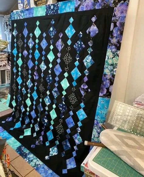 Chandelier Quilt Ideas, Jewel Tone Quilts, Dark Quilts Ideas, Chandelier Quilts, Beads Quilt, Chandelier Quilt, Modern Quilt Blocks, No Going Back, African Quilts